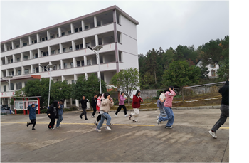 邓元泰镇中学开展消防安全逃生紧急疏散演练